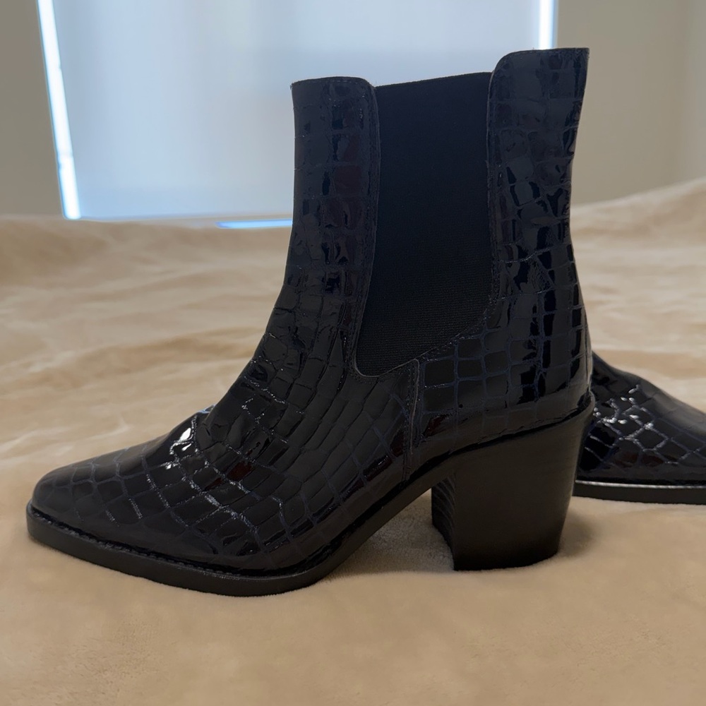 Elegant Black Croc-Patterned Ankle Booties